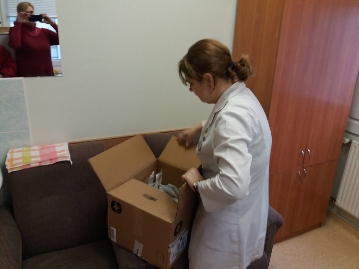 Mitarbeiterin der Kinderkrebsstation packt medizinische Versorgungsmittel aus