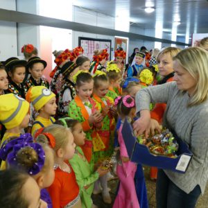 Marina von InterFriendship verteilt Geschenke an Tanzgruppe